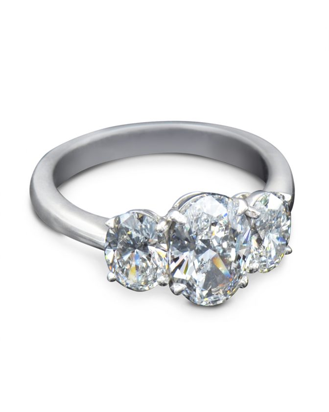 RDCU203169 Three-stone oval diamond ring