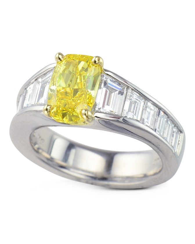 RDCU302400-1 Fancy Vivid yellow diamond ring